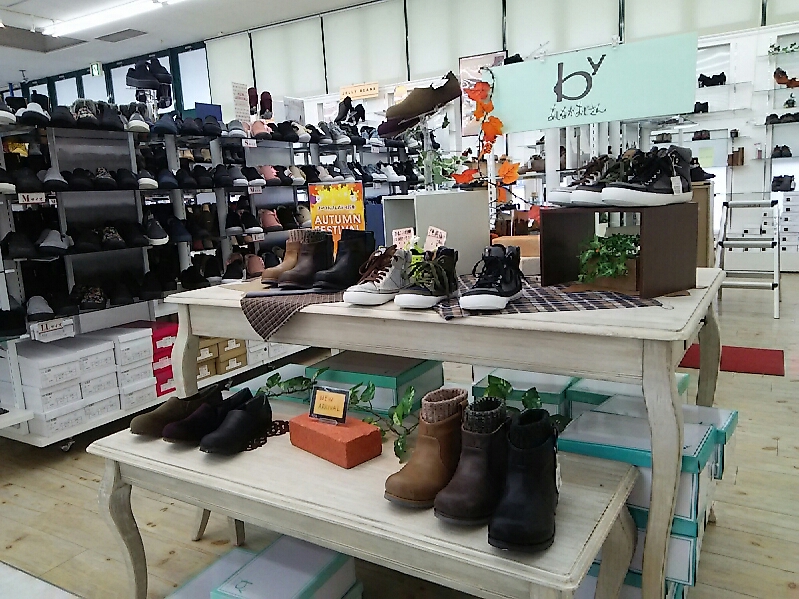 シューマート店内2